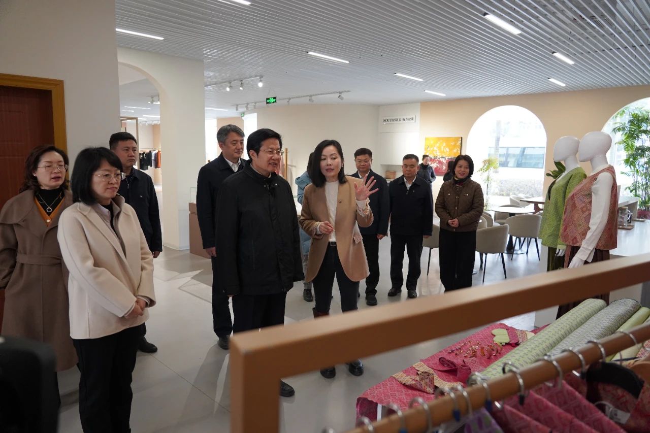 2024-12-25 高云龍率調研組在廣西嘉聯絲綢股份有限公司參觀。.jpg