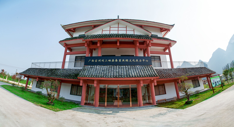 位于上坪村劉三姐桑蠶產業（核心）示范區內的劉三姐絲綢文化展示中心。